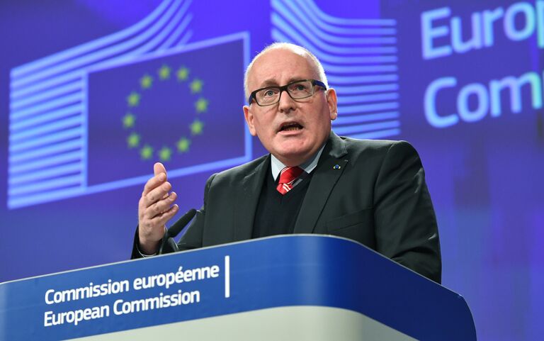 Вице-президент Европейской комиссии Франс Тиммерман объявляет о запуске процедуры санкций против Польши. 20 декабря 2017 Вице-президент Европейской комиссии Франс Тиммерман объявляет о запуске процедуры санкций против Польши. 20 декабря 2017