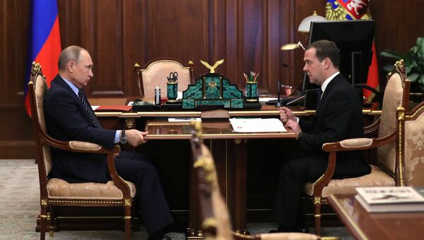 Владимир Путин и Дмитрий Медведев во время встречи. Архивное фото