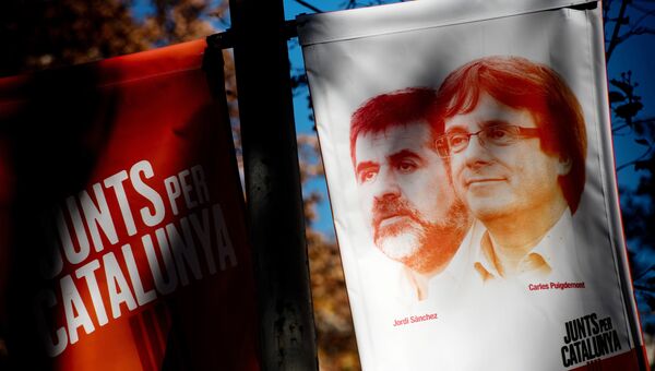 Предвыборный баннер с изображением бывшего председателя правительства Каталонии Карлеса Пучдемона. Архивное фото