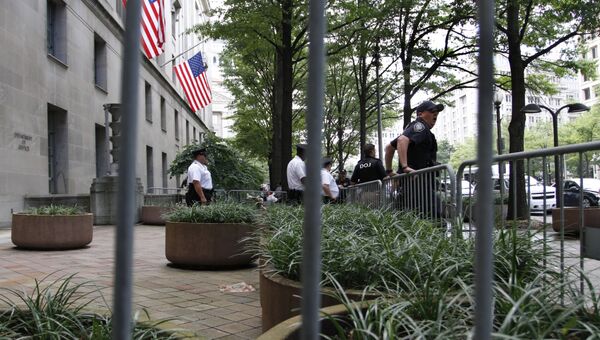 Полицейские у входа в здание Министерства юстиции в Вашингтоне