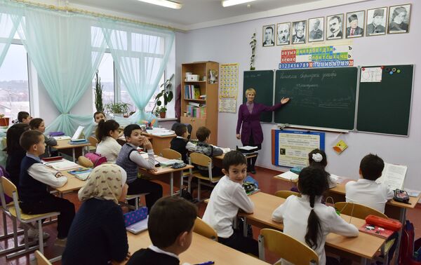 Урок в школе №42 им. Эшрефа Шемьи-заде в микрорайоне Каменка, Симферополь Урок в школе №42 им. Эшрефа Шемьи-заде в микрорайоне Каменка, Симферополь