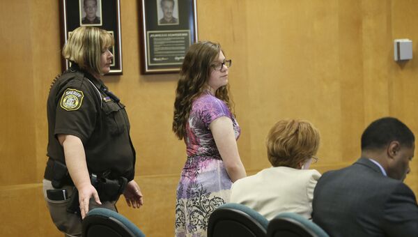 Анисса Вейер, 15 лет, в суде города  Ваукеша, штат Висконсин. 20 февраля 2017