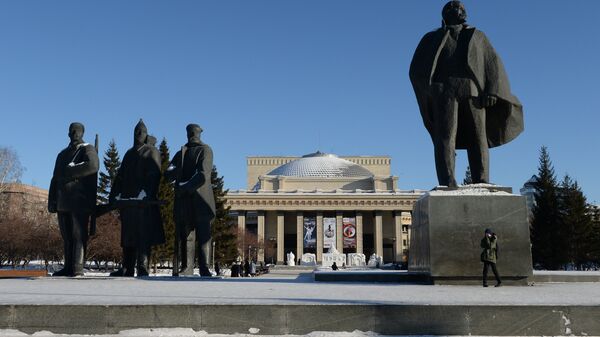 Скульптурная композиция на площади им. Ленина в Новосибирске