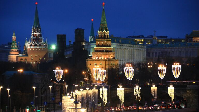 Новогодняя иллюминация на Большом Каменном мосту в Москве