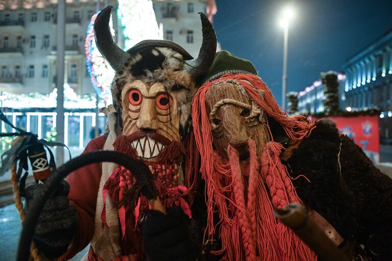 Участники праздничных гуляний в Москве Участники праздничных гуляний в Москве