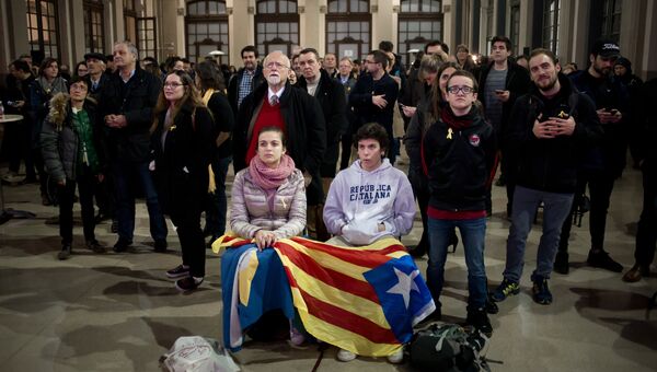 Горожане ожидают результатов внеочередных выборов в парламент Каталонии