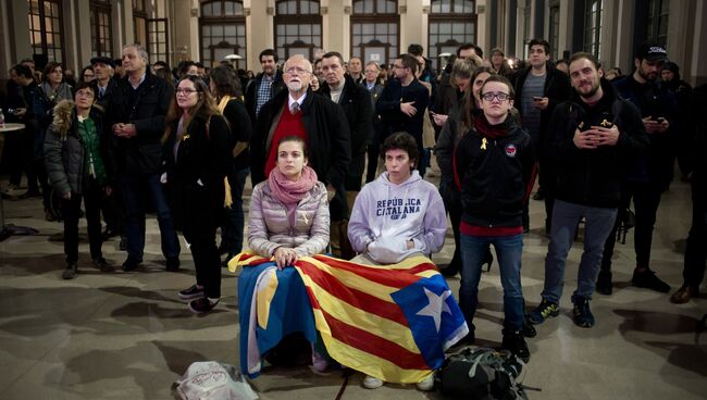 Горожане ожидают результатов внеочередных выборов в парламент Каталонии. Архивное фото
