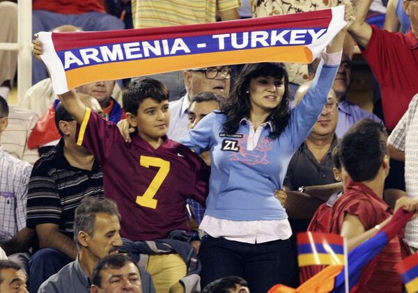 Армянские и турецкие болельщики на матче футбольных сборных 