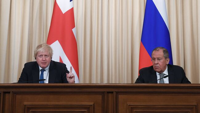 Министр иностранных дел России Сергей Лавров и министр иностранных дел Великобритании Борис Джонсон во время пресс-конференции