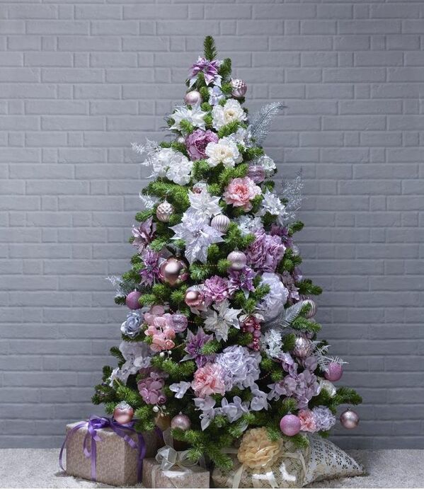 Цветы и гирлянды: как украсить новогоднюю елку в этом году