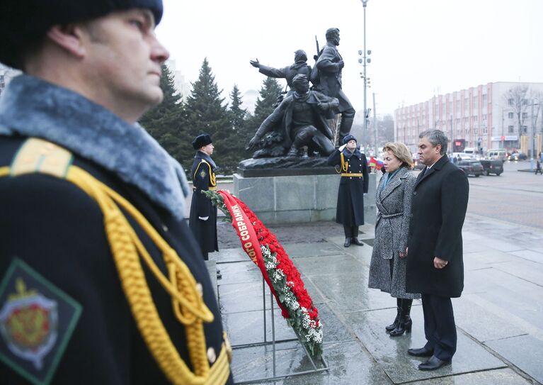 Председатель Государственной Думы Вячеслав Володин и члены делегации Парламентского Собрания возлагают венок к Вечному огню на Площади Партизан города Брянска и к памятнику воинам и партизанам - освободителям Брянска