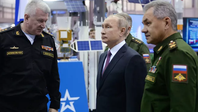 Президент РФ Владимир Путин во время посещения Военной академии РВСН имени Петра Великого