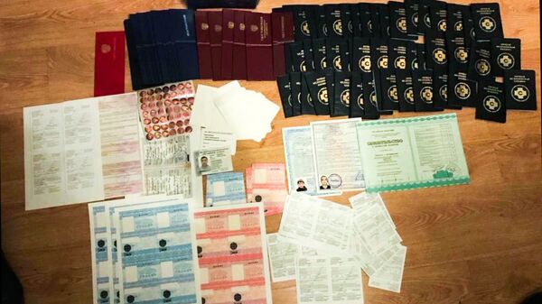 Документы и бланки, изъятые в ходе задержания участников этнической группы, причастной к организации канала легализации в РФ незаконных мигрантов из Центрально-Азиатского региона. 22 декабря 2017