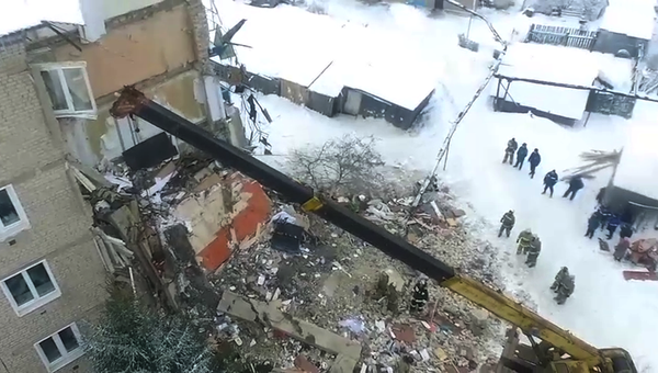 Разбор завалов на месте обрушения жилого дома в городе Юрьевец Ивановской области. 22 декабря 2017