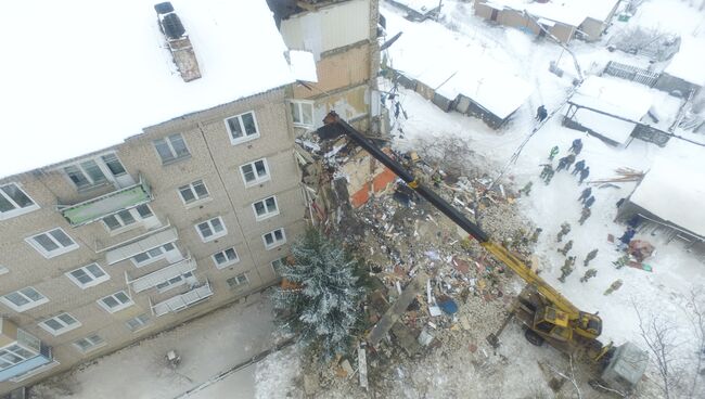 Разбор завалов на месте обрушения жилого дома в городе Юрьевец Ивановской области. 22 декабря 2017