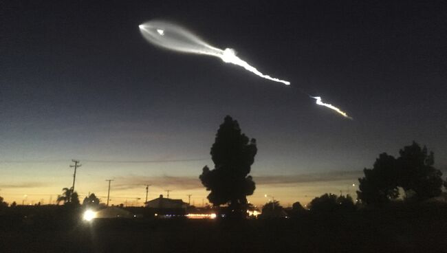 Ракета SpaceX Falcon 9 пролетает над Лонг-Бич, штат Калифорния. 22 декабря 2017