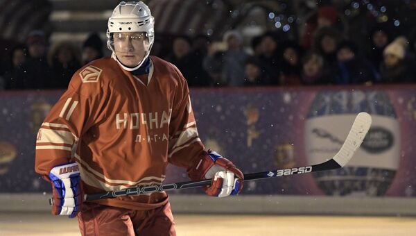 Владимир Путин во время матча Ночной хоккейной лиги на Гум-катке. 22 декабря 2017