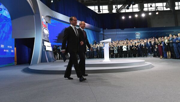Владимир Путин и премьер-министр РФ Дмитрий Медведев на XVII съезде Всероссийской политической партии Единая Россия. 23 декабря 2017