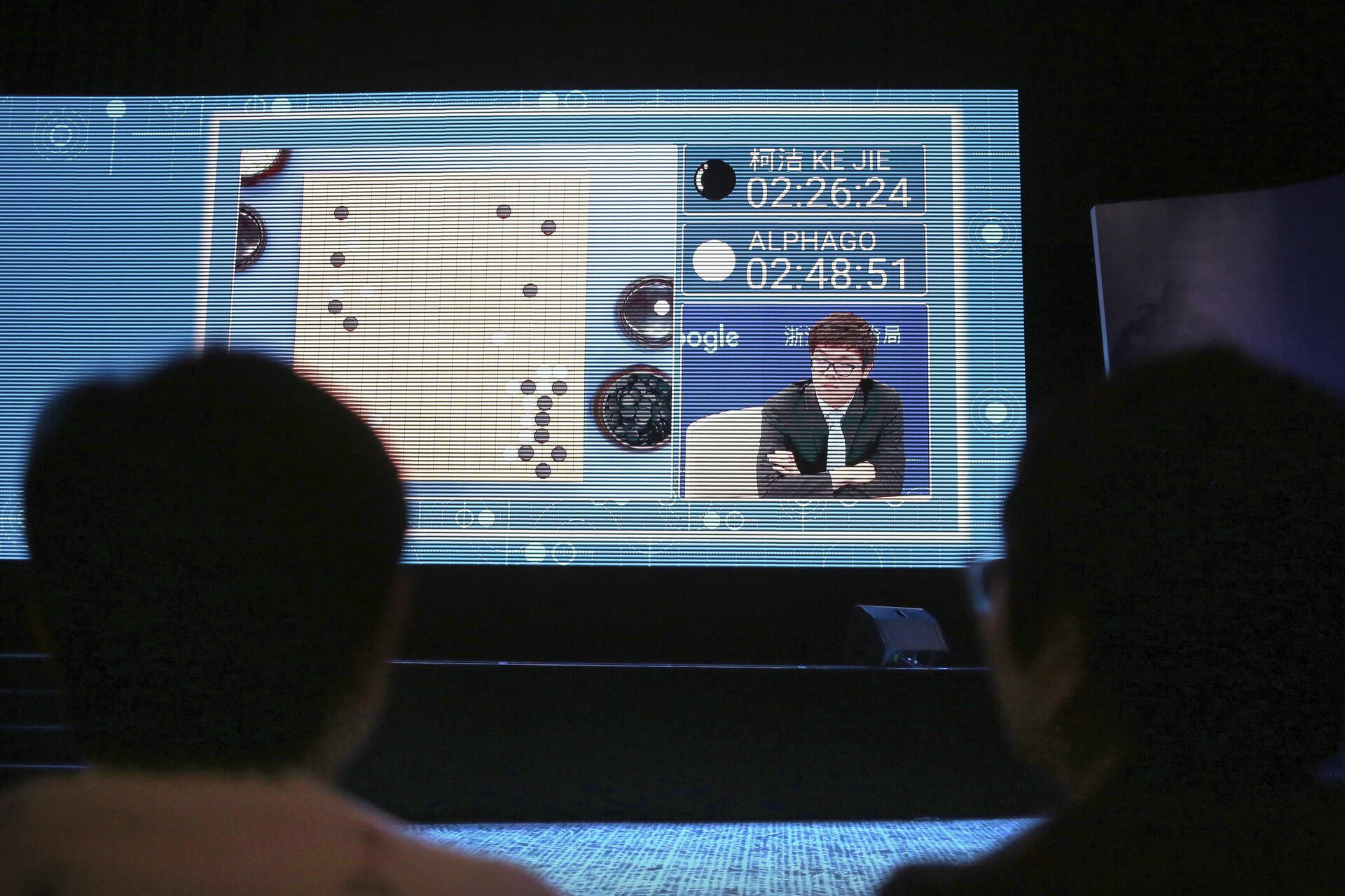 Зрители наблюдают за игрой Ke Jie против программы искусственного интеллекта AlphaGo во время саммита в Китае. 23 мая 2017 - РИА Новости, 1920, 24.04.2025
