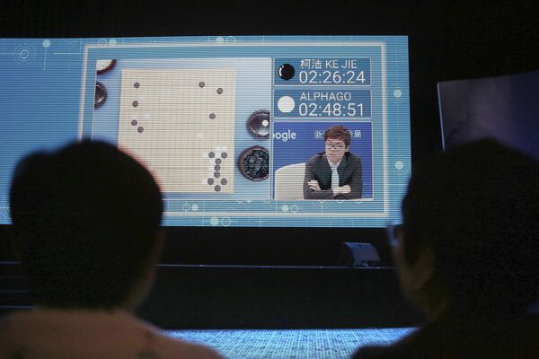 Зрители наблюдают за игрой Ke Jie против программы искусственного интеллекта AlphaGo во время саммита в Китае. 23 мая 2017 Зрители наблюдают за игрой Ke Jie против программы искусственного интеллекта AlphaGo во время саммита в Китае. 23 мая 2017