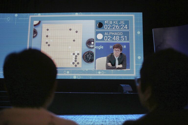 Зрители наблюдают за игрой Ke Jie против программы искусственного интеллекта AlphaGo во время саммита в Китае. 23 мая 2017 Зрители наблюдают за игрой Ke Jie против программы искусственного интеллекта AlphaGo во время саммита в Китае. 23 мая 2017