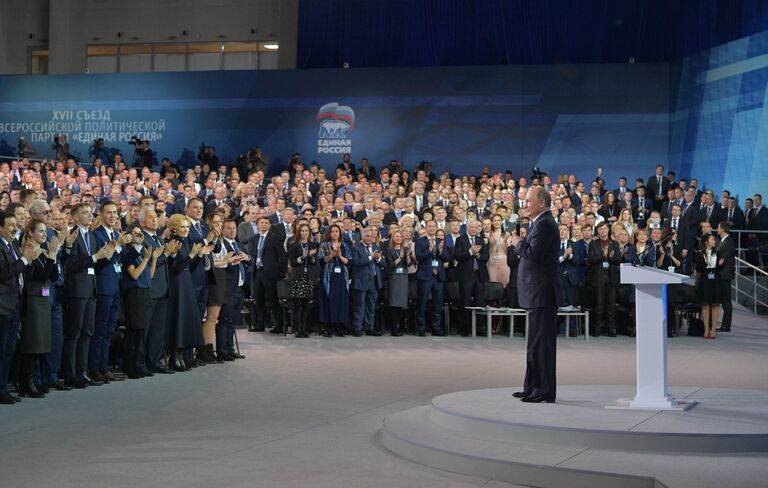 Президент РФ Владимир Путин на XVII съезде Всероссийской политической партии Единая Россия. 23 декабря 2017 Президент РФ Владимир Путин на XVII съезде Всероссийской политической партии Единая Россия. 23 декабря 2017
