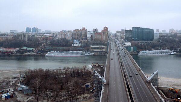 Движение по Ворошиловскому мосту через реку Дон. Архивное фото