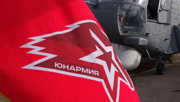 Флаг движения Юнармия на борту гвардейского ракетного крейсера Москва. Архивное фото