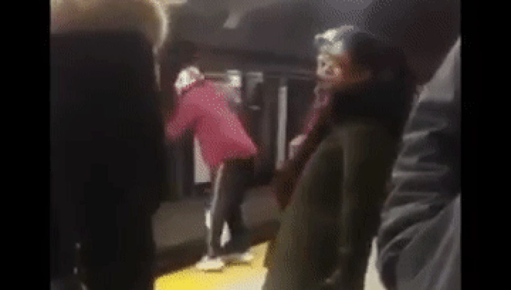 В Торонто поезд метро сшиб мужчину, стоявшего на платформе