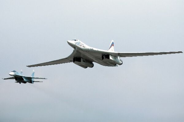 <p>Истребитель СУ-27 (слева) и стратегический бомбардировщик Ту-160 (справа). Архив