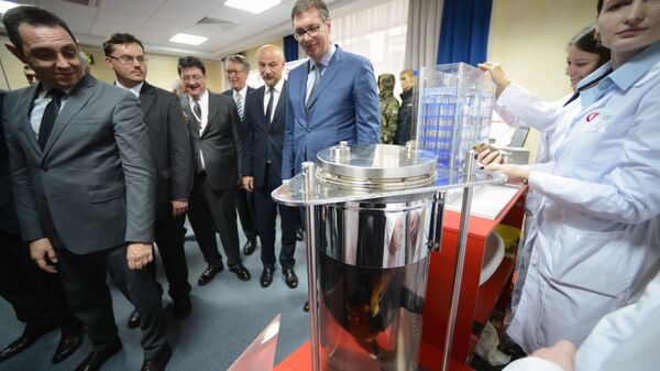 Президент Сербии Александр Вучич во время осмотра технологи жидкостного дыхания в рамках встречи с Дмитрием Рогозиным