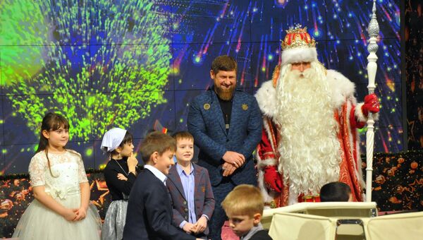 Главный Дед Мороз из Великого Устюга и глава Чеченской республики Рамзан Кадыров на президентской елке в студии ЧГТРК в Грозном. 24 декабря 2017