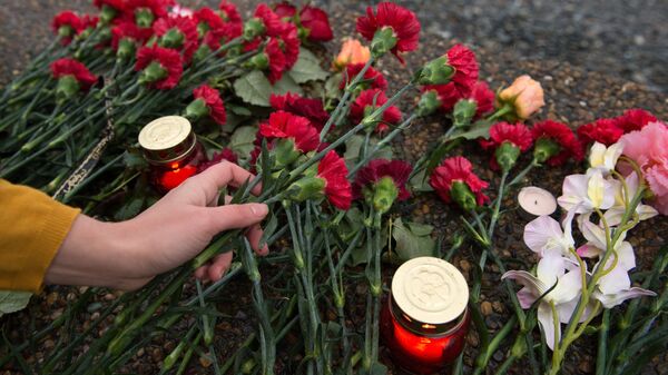 Цветы на набережной в Адлере в память о погибших при крушении самолета Ту-154 Минобороны России