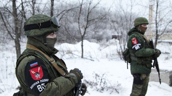 Сотрудники военной полиции ДНР на блок-посту на окраине Горловки Донецкой области