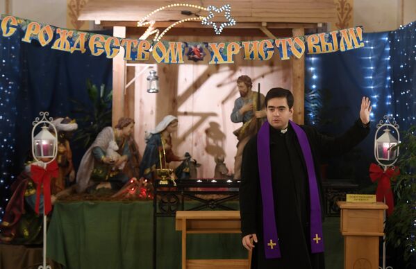 Священнослужитель перед началом празднования Рождества в храме Воздвижения Святого Креста в Казани