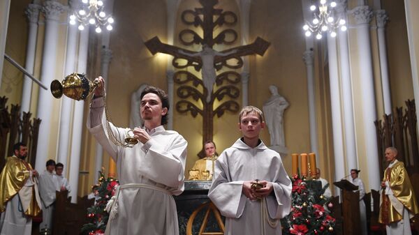 Священнослужители во время празднования Рождества в римско-католическом кафедральном соборе Непорочного Зачатия Пресвятой Девы Марии в Москве