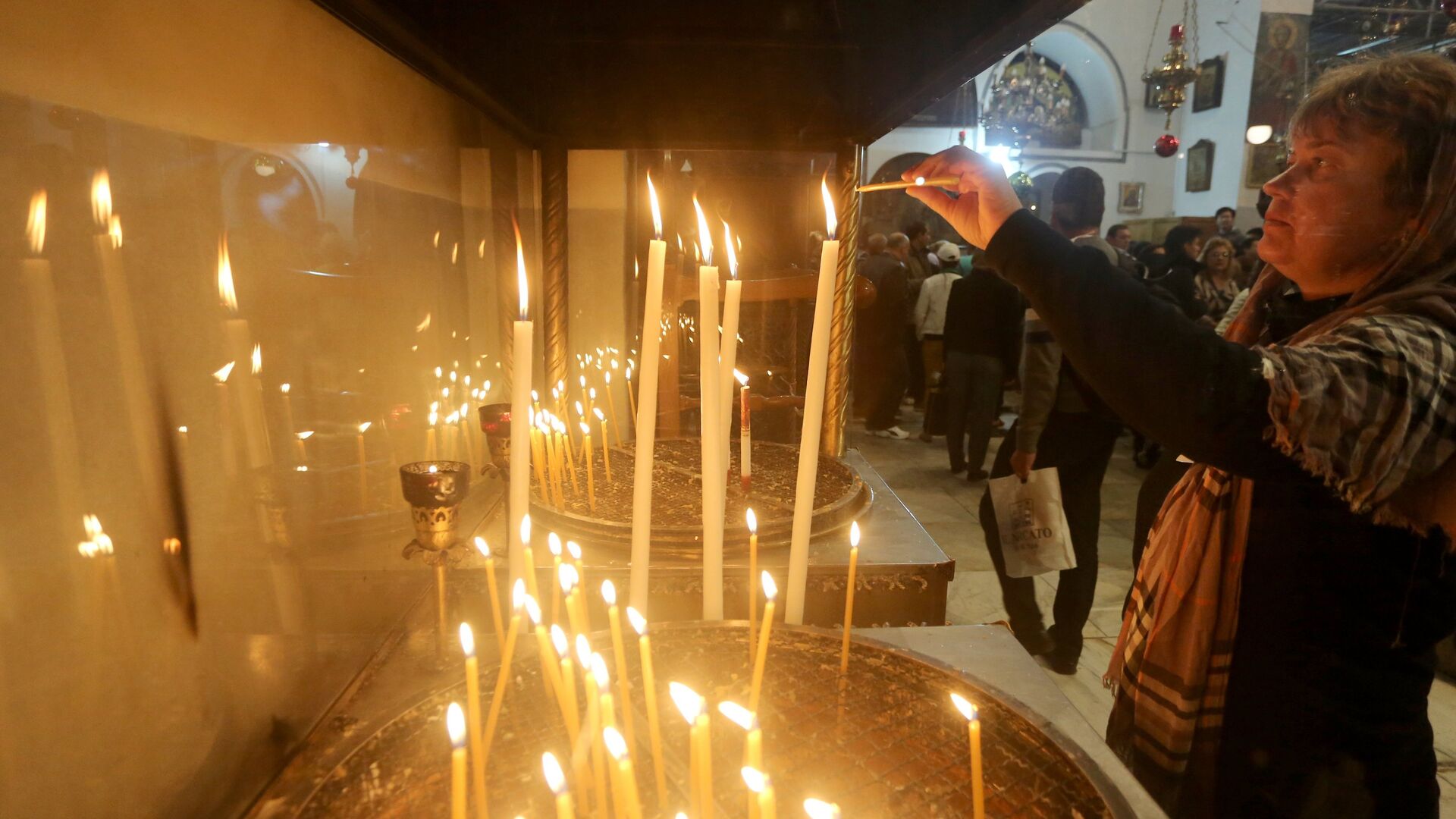 Прихожане в канун Рождества в церкви Рождества Христова в Вифлееме - РИА Новости, 1920, 22.12.2025