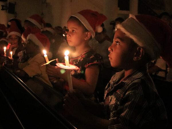 Молитва в канун Рождества в Амбоне, Индонезия