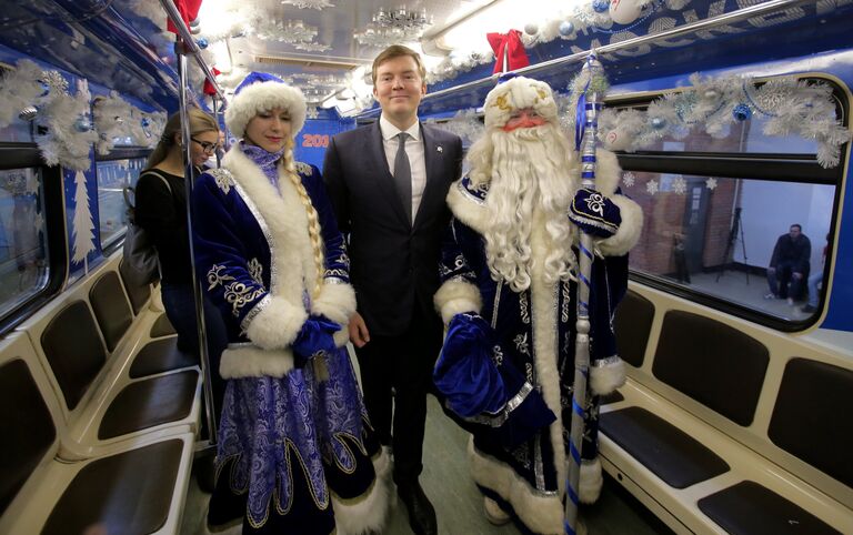 Первый заместитель начальника Московского метрополитена по стратегическому развитию и клиентской работе Роман Латыпов, Дед Мороз и Снегурочка на церемонии запуска двух тематических поездов, посвященных Новому 2018 году