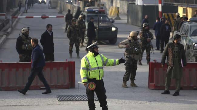 Афганская дорожная полиция и сотрудники службы безопасности. Архивное фото