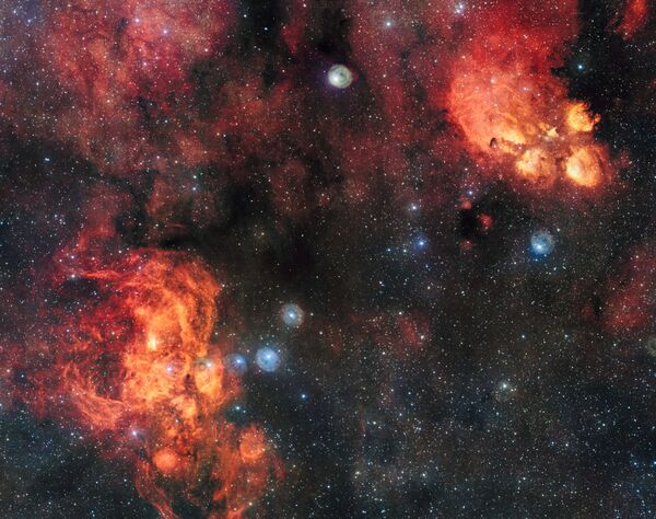 Снимок туманностей Кошачья Лапа и Лобстер, сделанный на широкоугольном телескопе, входящем в комплекс VLT