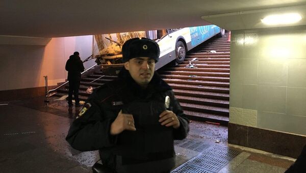 Автобус въехал в подземный переход на станции метро Славянский бульвар в Москве. 25 декабря 2017
