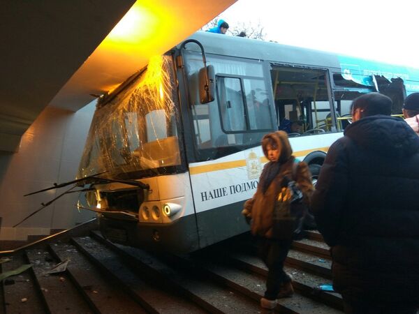 Автобус въехал в подземный переход на станции метро Славянский бульвар в Москве. 25 декабря 2017