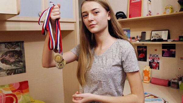Наград и дипломов у девочки много — и за победы в школьных олимпиадах, и за спортивные соревнования