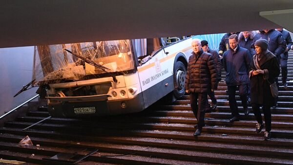 Мэр Москвы Сергей Собянин на месте происшествия, где автобус въехал в подземный переход у станции метро Славянский бульвар