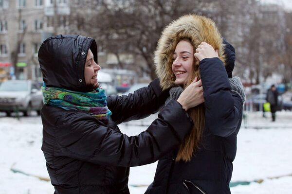 Сейчас Яна все-таки ждет перевода в реабилитационный центр, а пока старательно маскируется: носит свободную одежду и распущенные волосы, чтобы никто не заметил проявлений сколиоза Сейчас Яна все-таки ждет перевода в реабилитационный центр, а пока старательно маскируется: носит свободную одежду и распущенные волосы, чтобы никто не заметил проявлений сколиоза