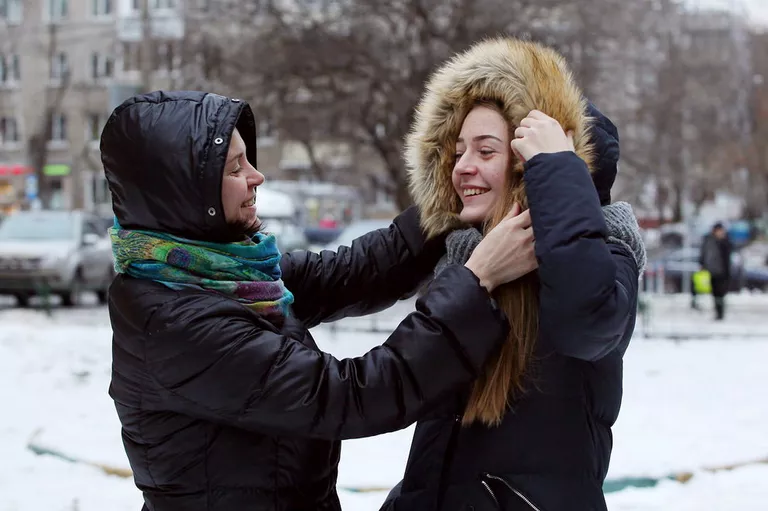 Сейчас Яна все-таки ждет перевода в реабилитационный центр, а пока старательно маскируется: носит свободную одежду и распущенные волосы, чтобы никто не заметил проявлений сколиоза Сейчас Яна все-таки ждет перевода в реабилитационный центр, а пока старательно маскируется: носит свободную одежду и распущенные волосы, чтобы никто не заметил проявлений сколиоза
