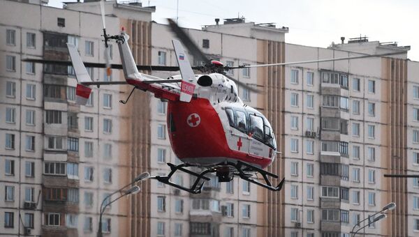 Вертолет экстренной медицинской помощи на месте происшествия, где автобус въехал в подземный переход у станции метро Славянский бульвар. 25 декабря 2017