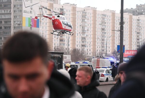 Вертолет экстренной медицинской помощи на месте происшествия, где автобус въехал в подземный переход у станции метро Славянский бульвар