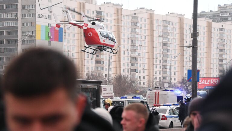 Вертолет экстренной медицинской помощи на месте происшествия, где автобус въехал в подземный переход у станции метро Славянский бульвар